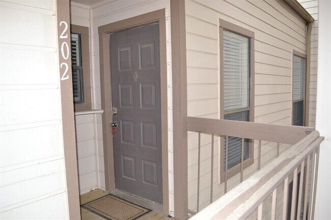 Building Photo - 202 Lakeview Terrace