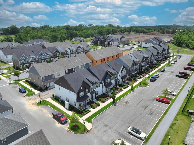Building Photo - Like-New Modern Townhome Near Dining, Shopping, Trails & Old Hickory Lake
