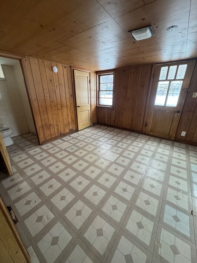 Building Photo - Large Ranch Style Home for Rent with Attached 2 car garage