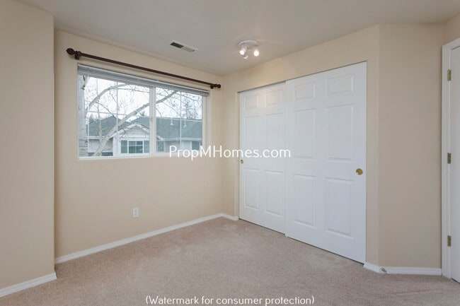 Building Photo - Stylish Beaverton Townhome with Attached Garage!