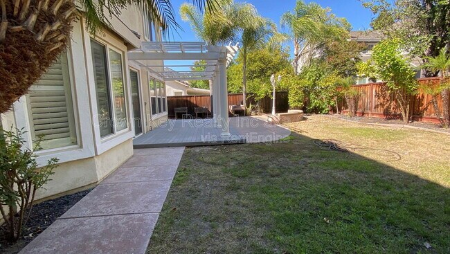 Building Photo - 1030 Eastlake Cir