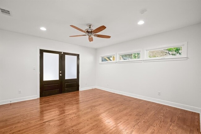 Building Photo - 2110 Oxford Ave