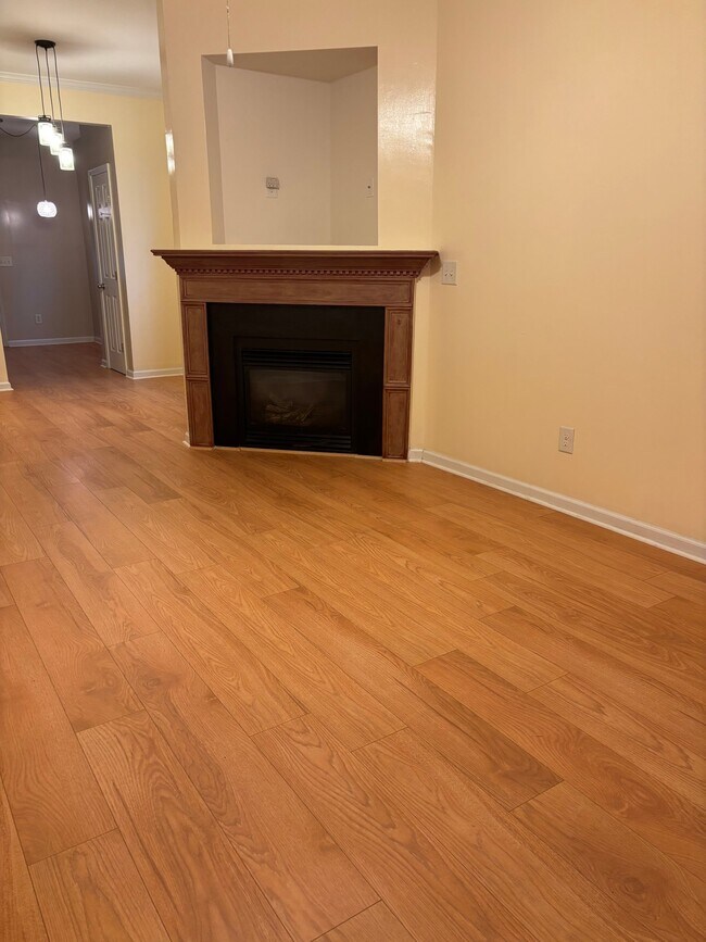 Building Photo - 533 Elm Ave
