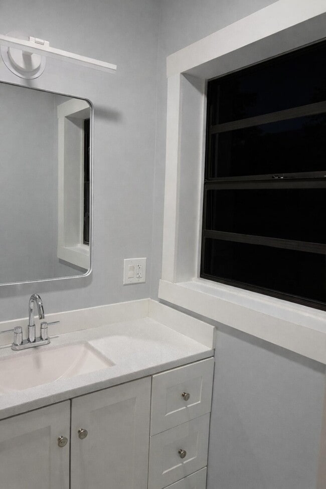 Building Photo - 1520 N 25th Ave