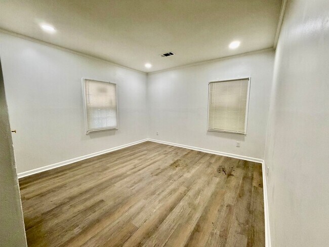 Building Photo - 3800 E Mallory Ave