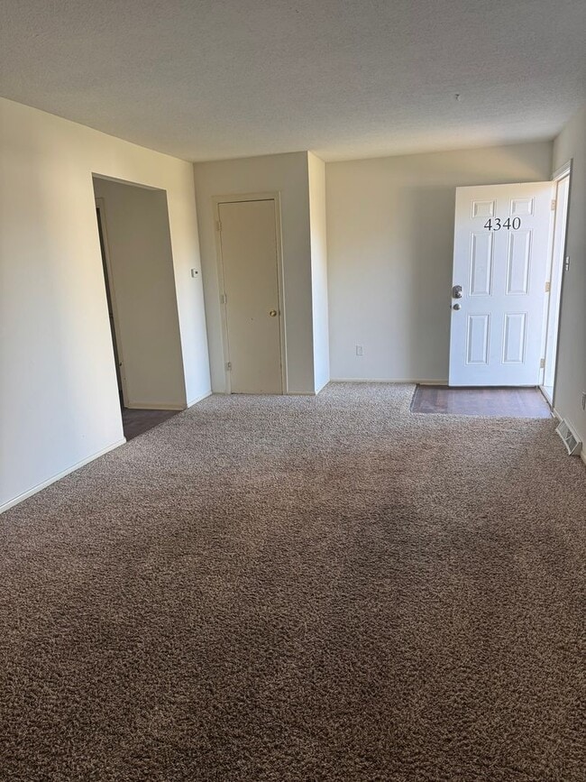 Building Photo - Three Level Three Bedroom Duplex in SW Columbia