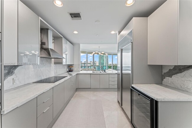 Building Photo - 5959 Collins Ave