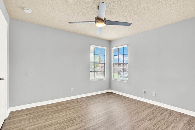 Building Photo - 1/1 Condo in Gated Lakefront Community of Altamonte Springs!