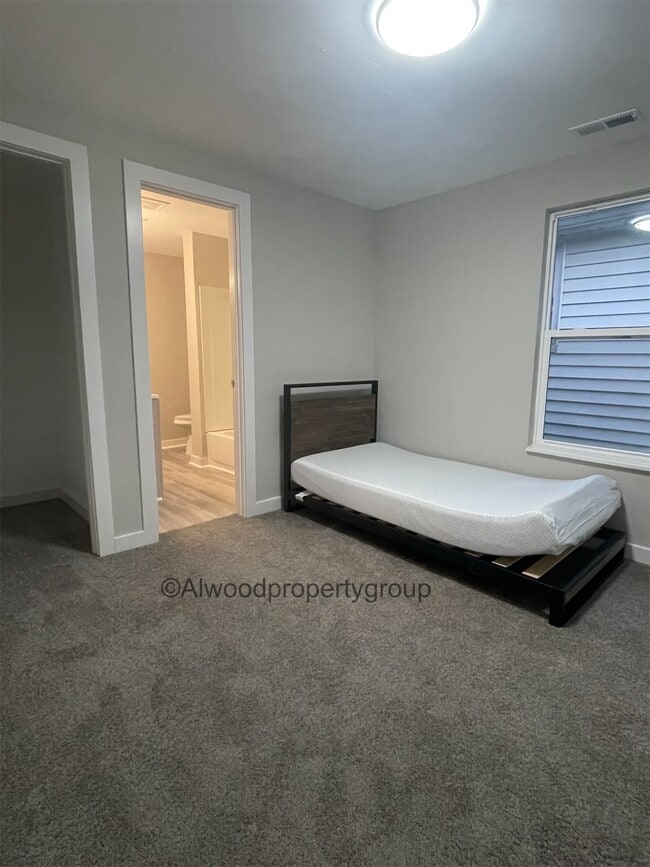 Building Photo - 1021 S State Ave