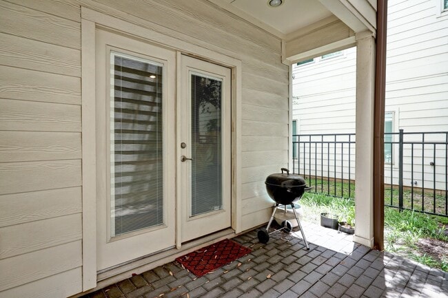 Building Photo - 2231 Chenevert St