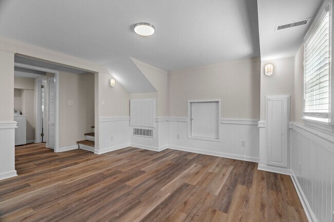 Building Photo - Gorgeous 3 Bedroom, 2 Bath Split-level home in Brentwood - High-end Renovation, Pet Friendly!