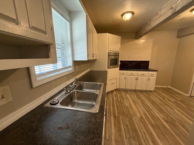 Building Photo - Huge 4 Bedroom in West Tulsa