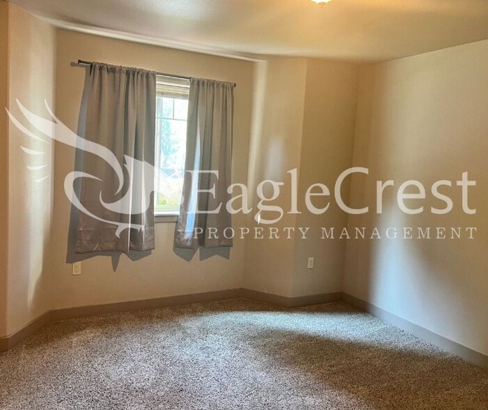 Building Photo - Two Bedroom, One and a Half Bathroom Unit