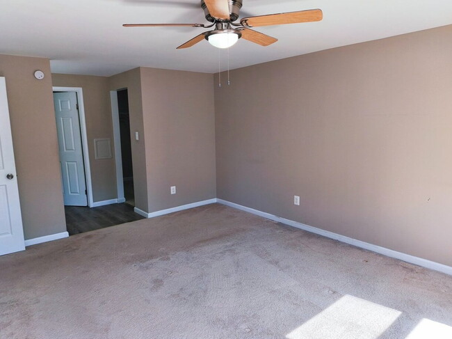 Building Photo - Inviting Townhome in Sterling with Spaciou...