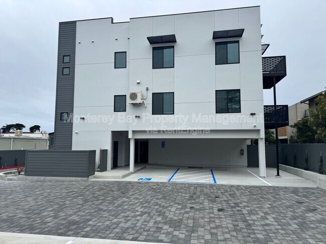 Building Photo - 3108 Seacrest Ave