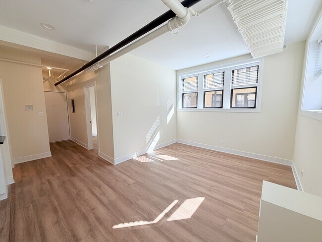Building Photo - 3927 N Pine Grove Ave