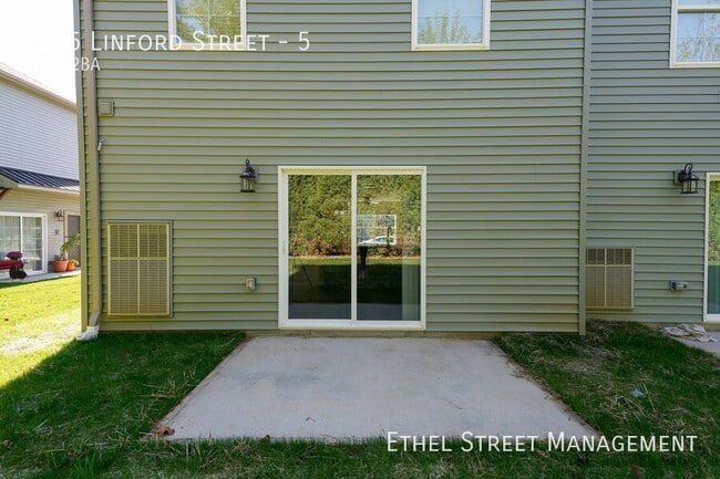 Building Photo - 2325 Linford St