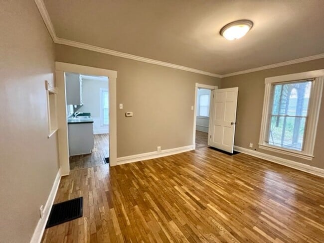 Building Photo - Centrally Located Pet Friendly Unit!