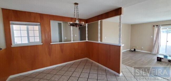 Building Photo - 1642 N Russell Ave