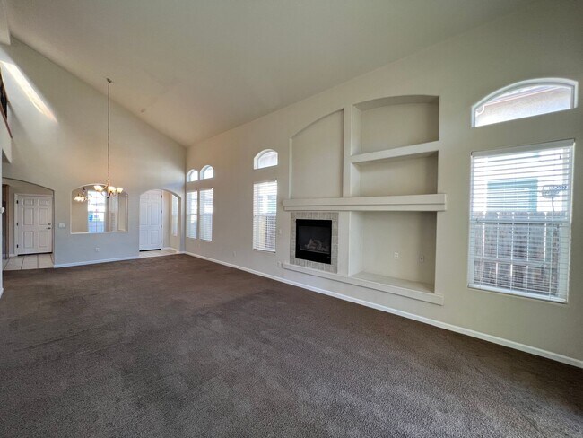 Building Photo - Beautiful 4 Bedroom Home in the Villas Gat...