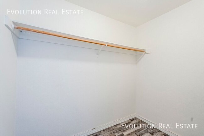 Building Photo - MOVE IN SPECIAL - FREE RENT!! Modern 1BR/1...