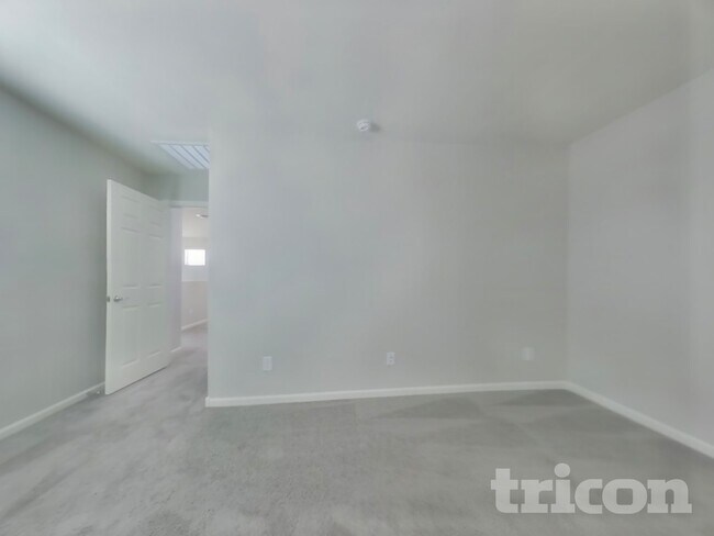 Building Photo - 8632 E Posada Ave