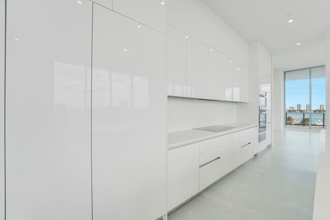 Building Photo - 220 Lake Shore Dr