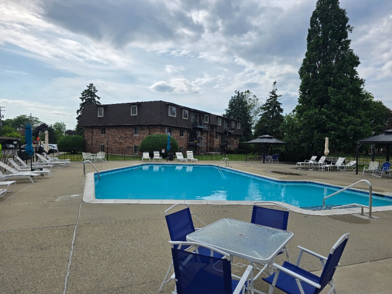 Building Photo - 418 Riviera Dr