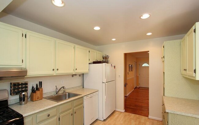 Building Photo - Rare Rockville Find! Upgraded 4BR/2.5BA Home with Fenced Yard – Pets Welcome!
