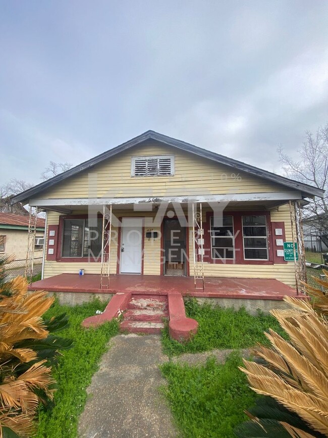 Building Photo - 3 bedroom, 2 bathroom home available in Ne...