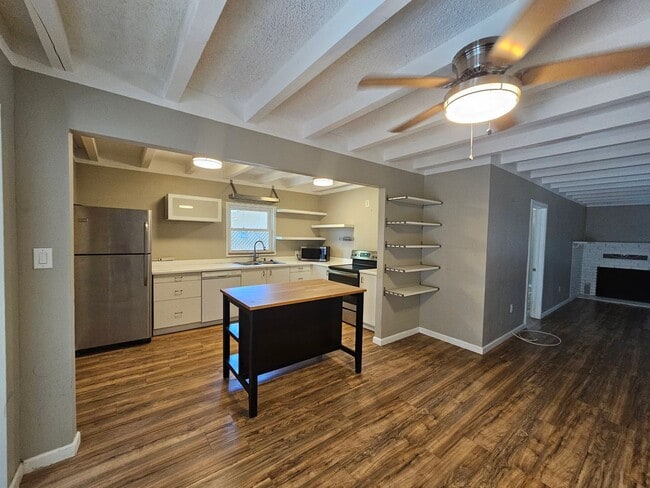 Building Photo - 2 Bedroom 2 Bathroom fully electric house ...