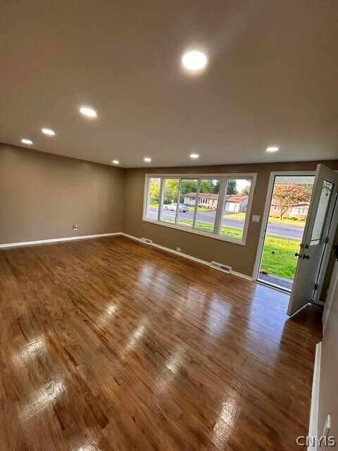 Building Photo - 213 Sunflower Dr