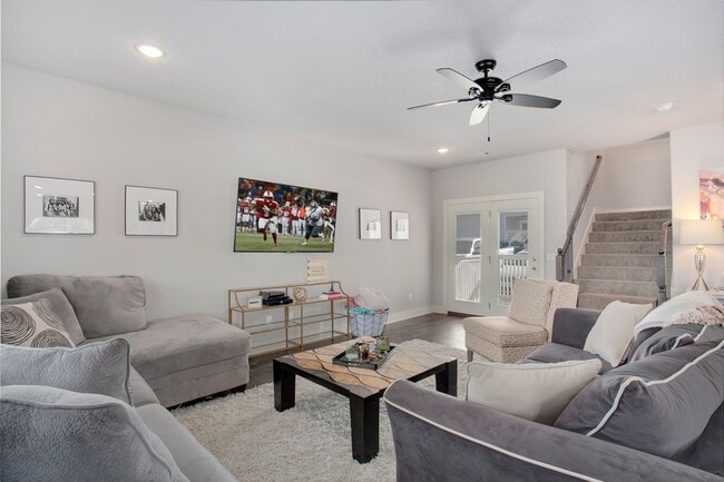 Building Photo - Walking Distance to UofA! Apply Today!! $1...