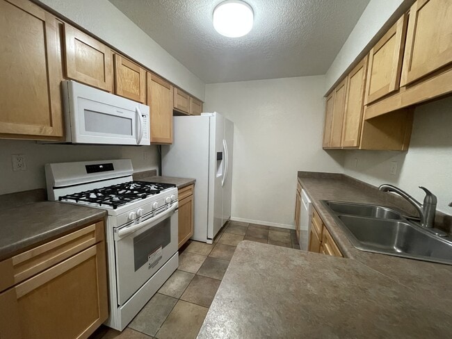 Building Photo - 2900 Vista Del Rey NE