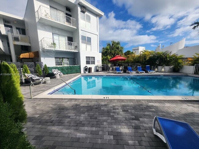 Building Photo - 2101 Normandy Dr