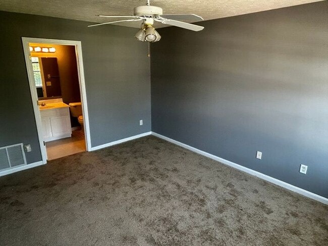 Building Photo - Fantastic Location, No Maintenence Condo