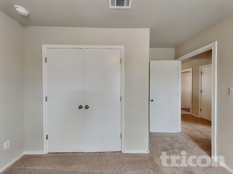 Building Photo - 5002 Saddle Clb Dr