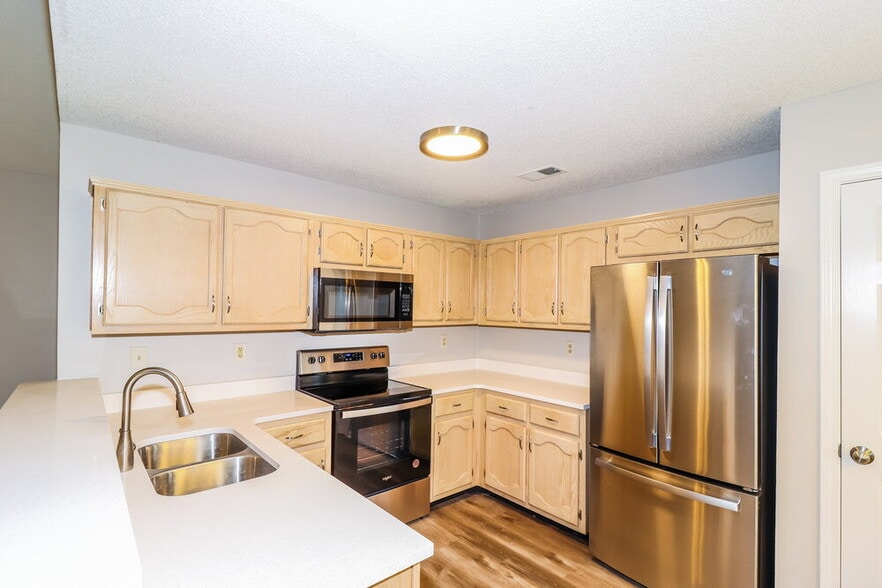 Building Photo - 2204 Stone Stream Dr