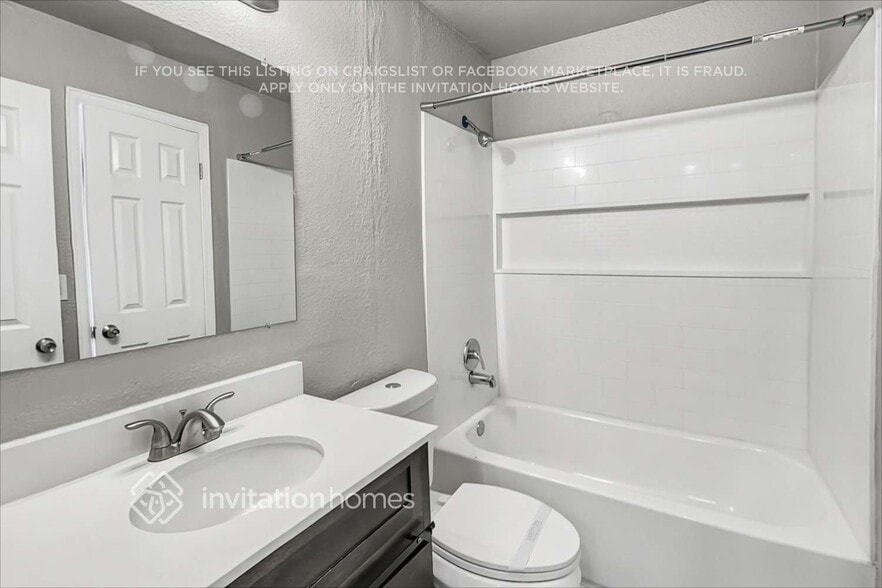 Building Photo - 5752 S Perth Pl