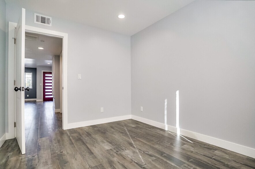 Building Photo - 5258 Oakland St