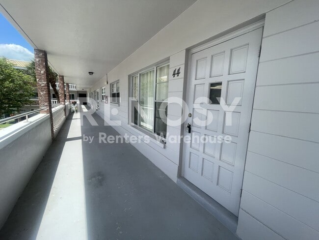 Building Photo - 2460 Persian Dr