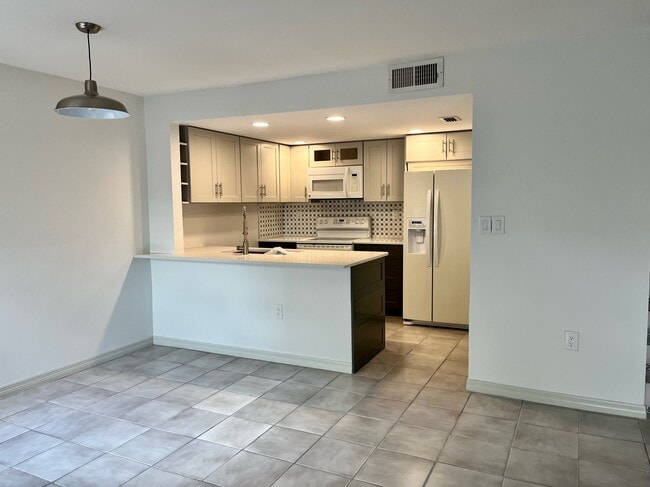 dimmable LED lighting - 4580 SW 68th Court Cir