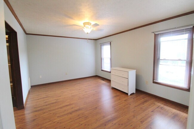 Building Photo - 706 Greenbriar Dr