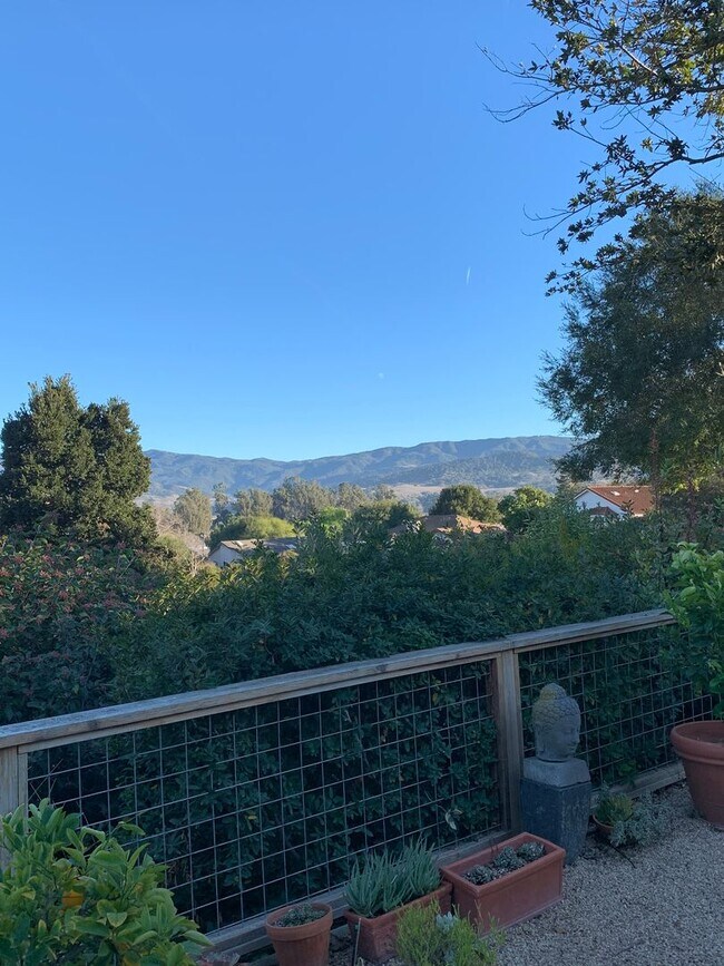 Building Photo - Beautiful Home in Gated Community