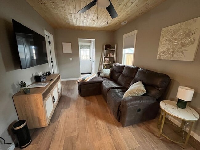 Building Photo - Adorable Fully Remodeled Home in Prime Loc...