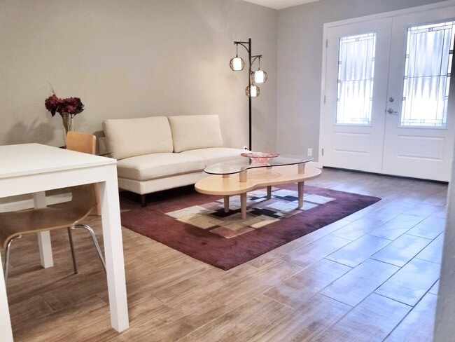 Building Photo - 1B/1B Beautiful Apartment!! **ALL BILLS PA...