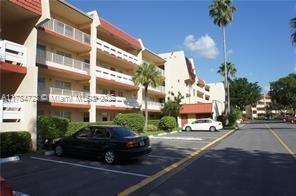 Building Photo - 1025 Country Club Dr