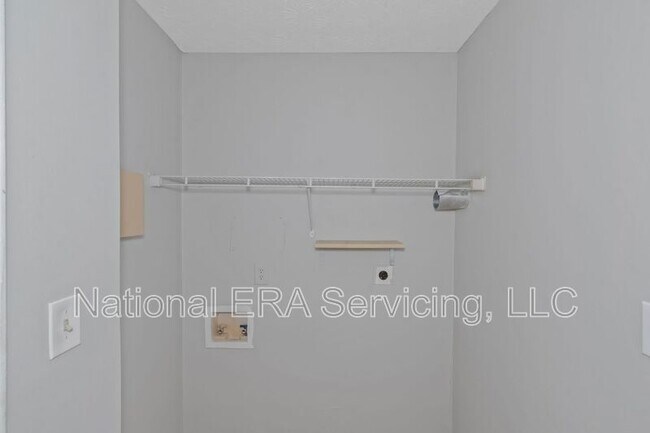 Building Photo - 213 Robin Ln