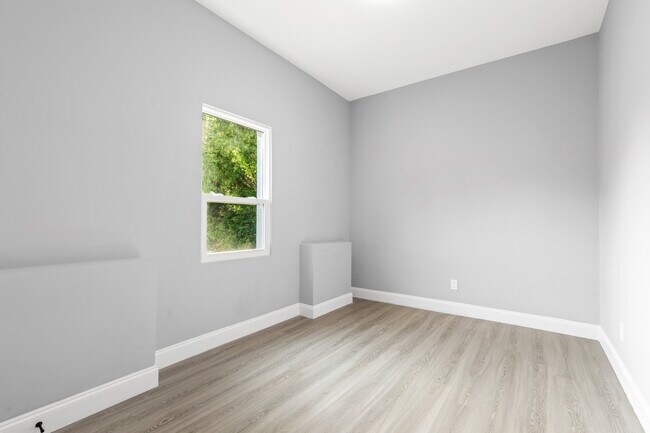 Building Photo - 222 Primrose Ave