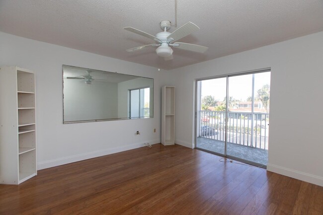 Building Photo - 1502 S Lakeside Dr